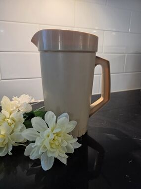 Vintage Tupperware Tan 2-Quart Pitcher & Starburst Lid #800 Made in Canada